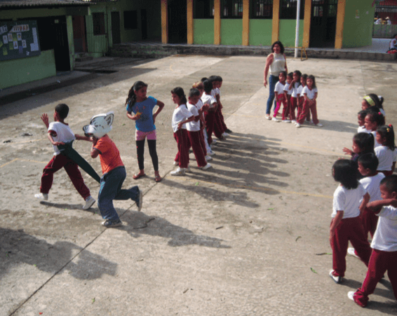 Niños Ingas jugando a la Lagashtija.