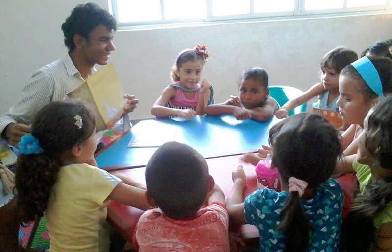 "He tenido la experiencia de trabajar lecturas con niños con edades de 2 a 5 años y me doy cuenta de que encuentran mucho placer al narrar, al dar invención a historias, a veces hasta con el sólo hecho de observar las ilustraciones empiezan a crear personajes y situaciones": Bayron Araújo Campo.