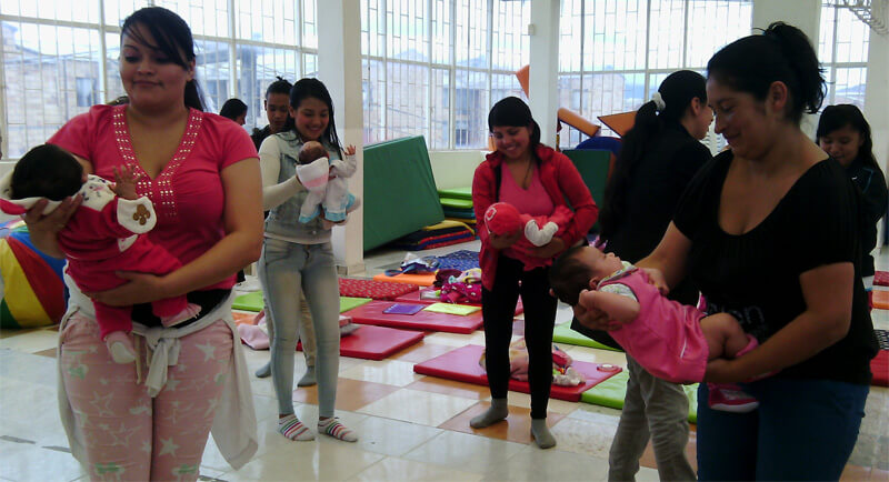 En la Fundación Arka las mamás también se toman el tiempo de cantarle a sus bebés.