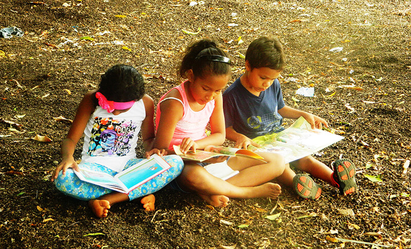 En algunas ocasiones la bibliotecaria se encarga de realizar la lectura en voz alta y en otras, los mismos niños la hacen, venciendo su timidez y sus miedos por dirigirse a un pequeño público.