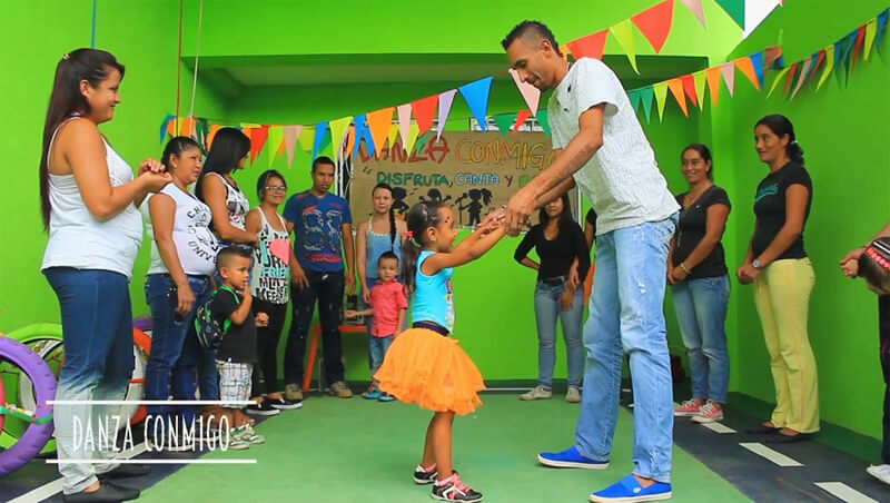 Danza conmigo es otra de las actividades de esta experiencia en la que los principales protagonistas son los niños y sus familias.